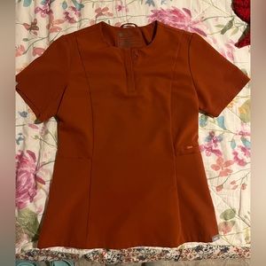 Figs auburn xs top